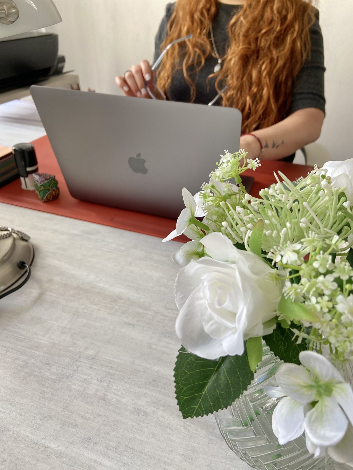 Escritorio con flores en la oficina